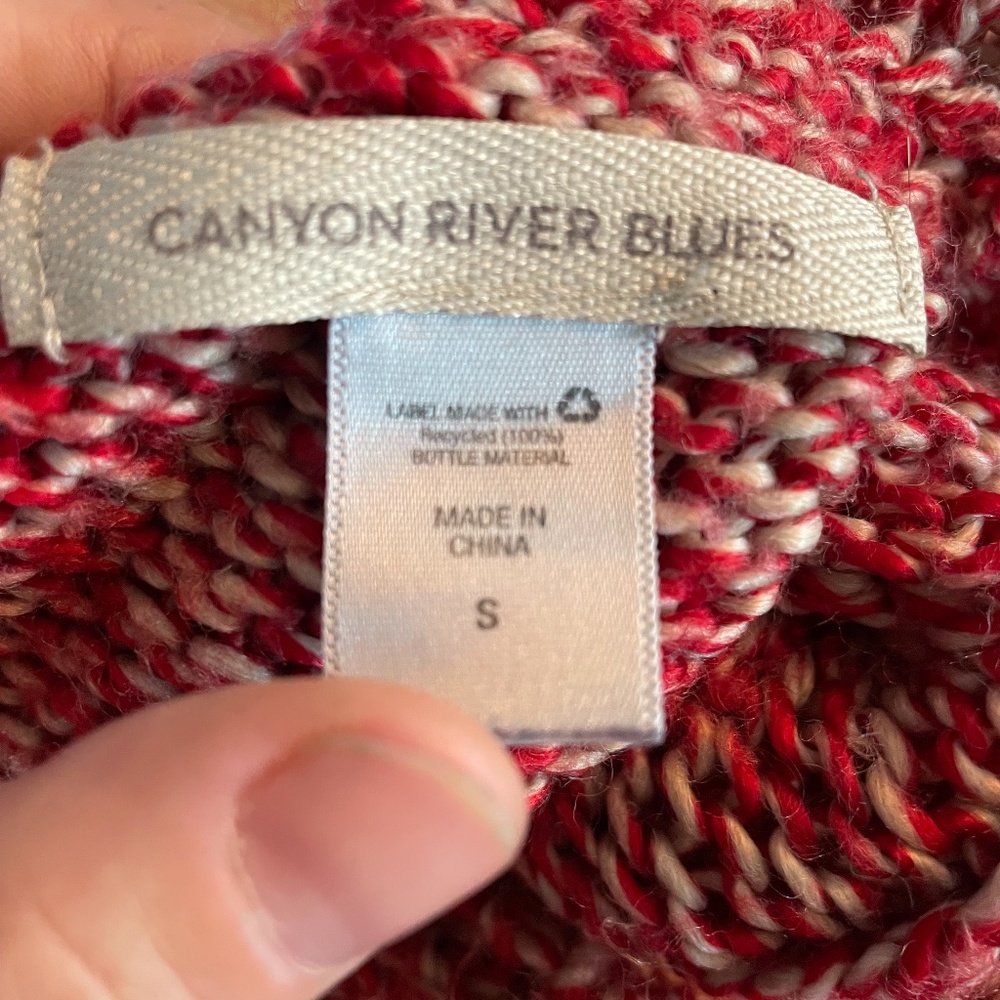 Over-sized, red, cable-knit sweater (s) - Picture 6 of 6